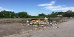 Lote baldío lleno de basura por 21 de Marzo y Ciudades Hermanas