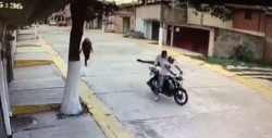#VIDEO Joven es asaltada por dos sujetos en moto