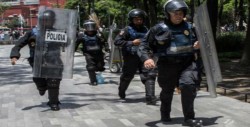 Se enfrentan Mototaxistas y Policías en Xochimilco