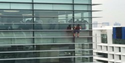 Un hombre escala un edificio en la colonia Polanco
