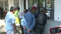 Estibadores esperan descargar varilla