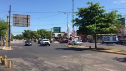 Sin funcionar semáforo por bulevar Universitario