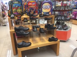 Suben ventas de zapatos y mochilas