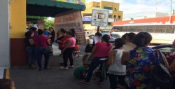 Se registran largas filas para el canje de uniformes escolares