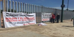 Colocan mantas, protestan por cerrazón del Congreso