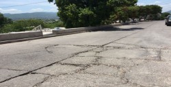 En deterioro pavimento de calle 12 de Octubre en la Rafael Buelna
