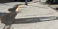 Se registra fuga de drenaje por calle Ampliación Álvaro Obregón