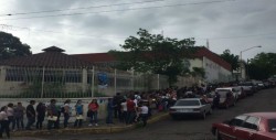Largar filas se registran afuera de la Preparatoria de la UAS