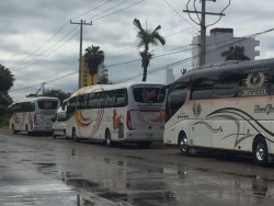 Se quedan camiones charteros sin estacionamiento...