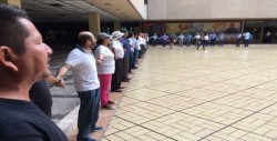 Cadena humana en una sola voz reclaman justicia para Javier Valdez