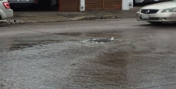 Se registra fuga de agua en colonia Popular