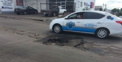 Peligroso bache, se hace cada vez más grande en la Rafael Buelna