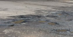 Con problema de baches por calle Patria y Cardenal