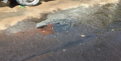 Se registra gran fuga de drenaje por la calle 30 de octubre