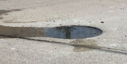 Brota agua de alcantarilla en Lomas de Guadalupe
