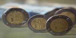 Peso mexicano retrocede desde mejor nivel en tres semanas