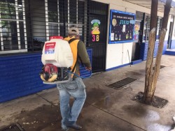 Fumigan escuelas antes que empiecen clases