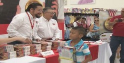 Casa Ley reconoce a alumnos sobresalientes