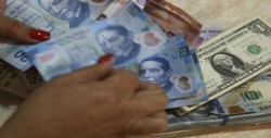Dólar baja tras salida del principal Asesor Político de Trump