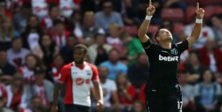 Se estrena con doblete en West Ham "chicharito"