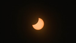 Decenas de personas aprecian el eclipse de sol