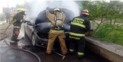 Joven huye en el automóvil de sus padres, lo choca e incendia