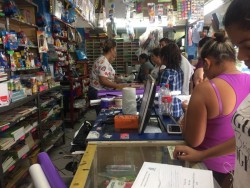 Con sacrificio padres de familia compran útiles escolares..