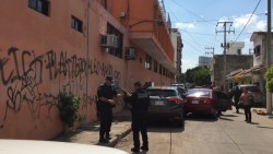 Lo intentan levantar, se opone y resulta herido
