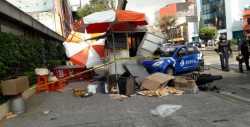 Motocicleta de SSPCDMX y vehículo se impactan en puesto de tortas