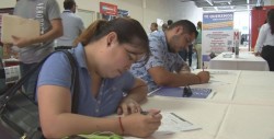 Aprovechan egresados Feria del Empleo