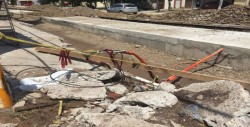 Colocan cables de alta tensión sobre banqueta en Fracc. Acueducto