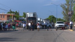 Madres de familia bloquean carretera Mochis- San Blas