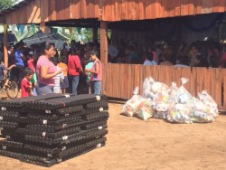 Entregan despensa y láminas a desplazados