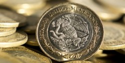 Peso mexicano a la baja tras datos positivos de la economía en EU