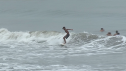 Surfistas aprovechan oleaje