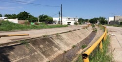 Sin reparar  barandal del canalito