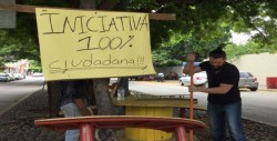 Colocan ciudadanos mesa y bancas afuera del HPS