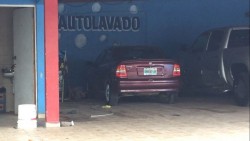 Asesinan a una persona al interior de una negocio de lavado de autos