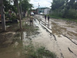 Piden "aunque sea" balastre en sus calles...