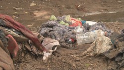 Aguas sucias pasan frente a sus casas