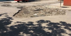Las lluvias deterioran cada vez más la calle Varsovia esquina con Paris