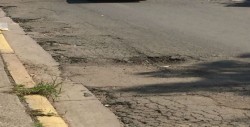 Empieza a llenarse de baches la calle 31 de Diciembre