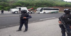 Policías disparan contra autobus de Ayotzinapa en Tixtla