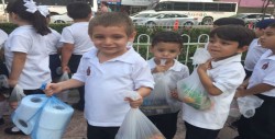 Alumnos de Preescolar con el ejemplo, acuden al centro de acopio para ayudar