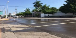 Fuga de drenaje en plena Avenida Álvaro Obregón