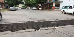 Rejilla suelta en alcantarilla por la Rosales