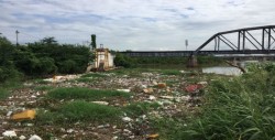 Con basura y desperdicios en la Presa Derivadora