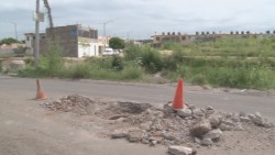 Dejan alcantarilla abierta en medio de la calle en Prados del Sol