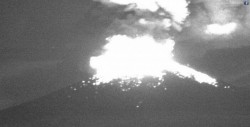 El Popocatépetl lanza material incandescente y cae ceniza en Edomex