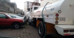 Secuestran pipas que llevan agua a afectados por sismo